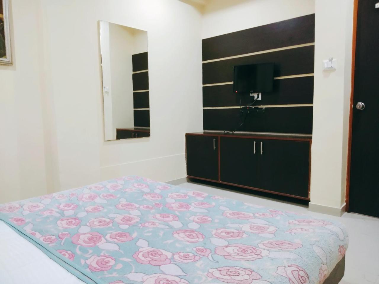 Hotel Krishna Palace Ahmedabad Esterno foto