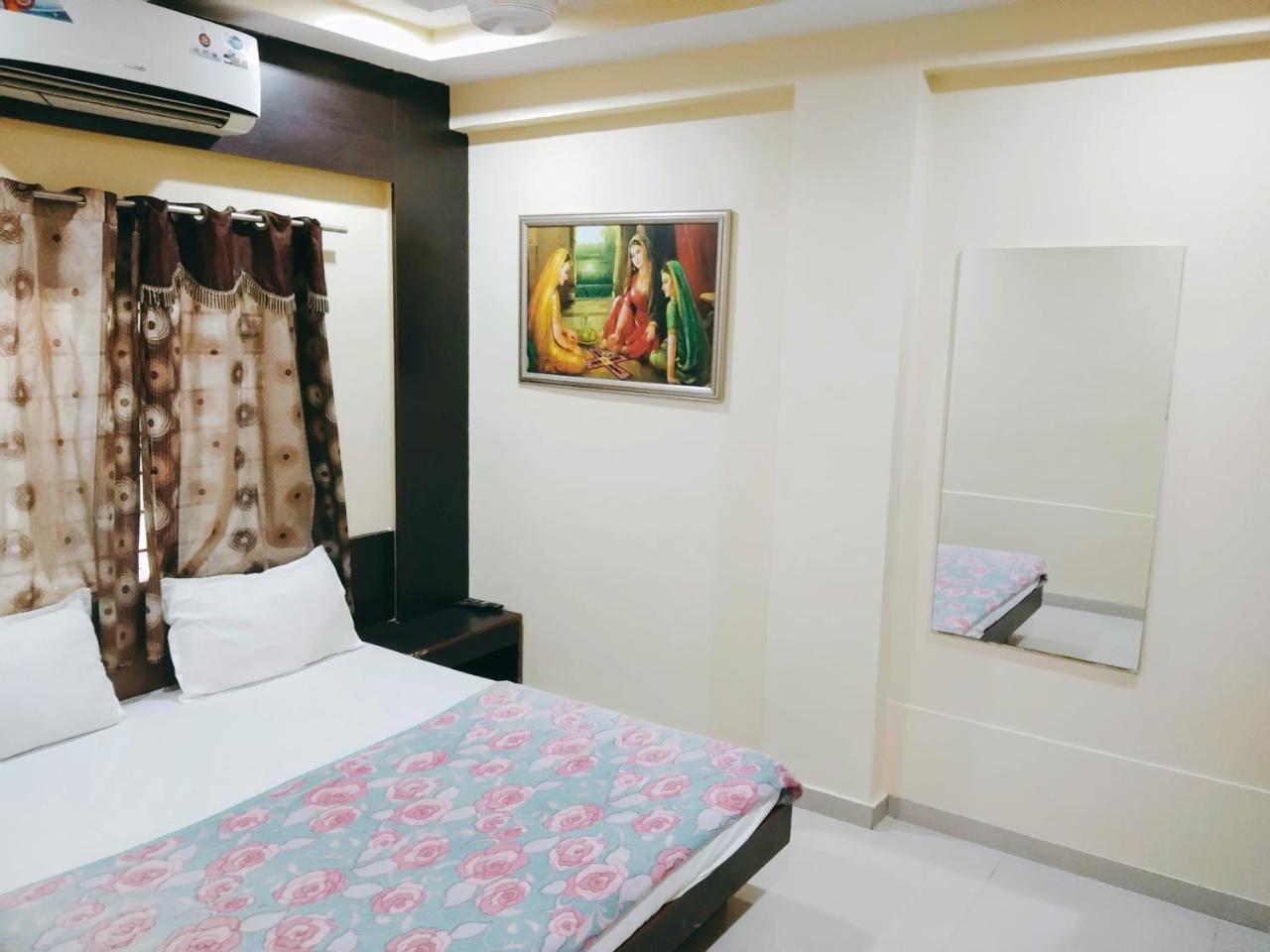 Hotel Krishna Palace Ahmedabad Esterno foto